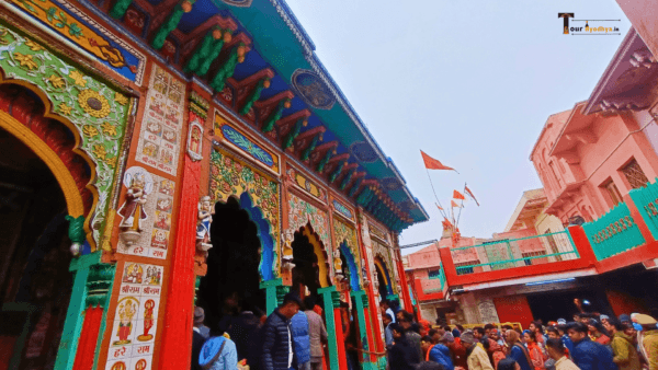 People Visit Hanuman garhi temple ayodhya